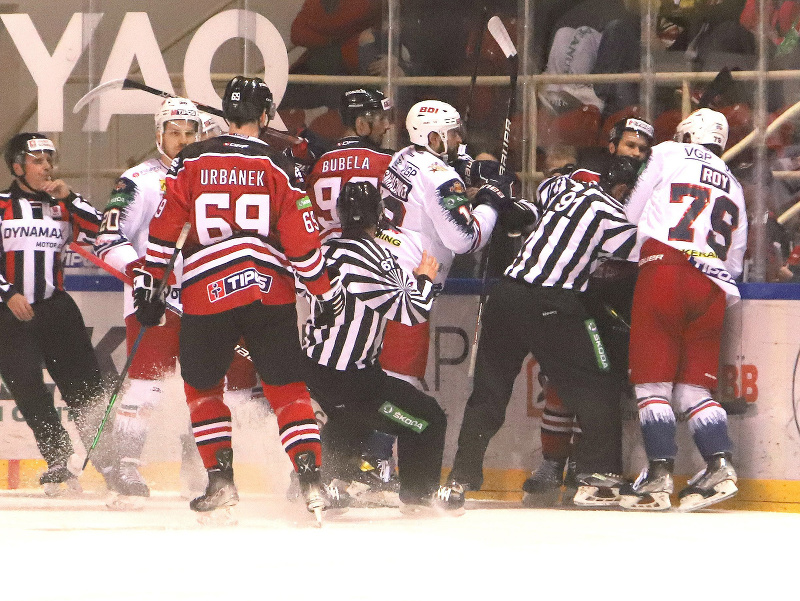 Na snímke bitka počas štvrtého štvrťfinálového zápasu play off hokejovej Tipos extraligy HC ‘05 Banská Bystrica - HKM Zvolen