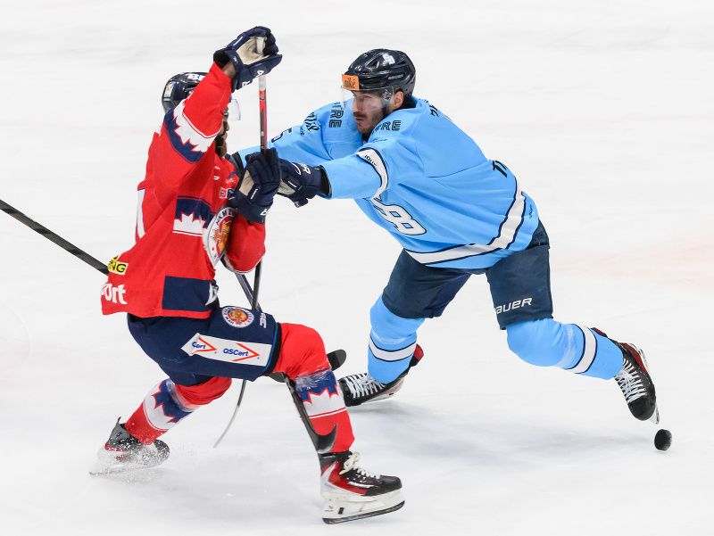 Zľava Marek Hecl (Zvolen) a Patrik Bačík (Slovan) v tvrdom súboji