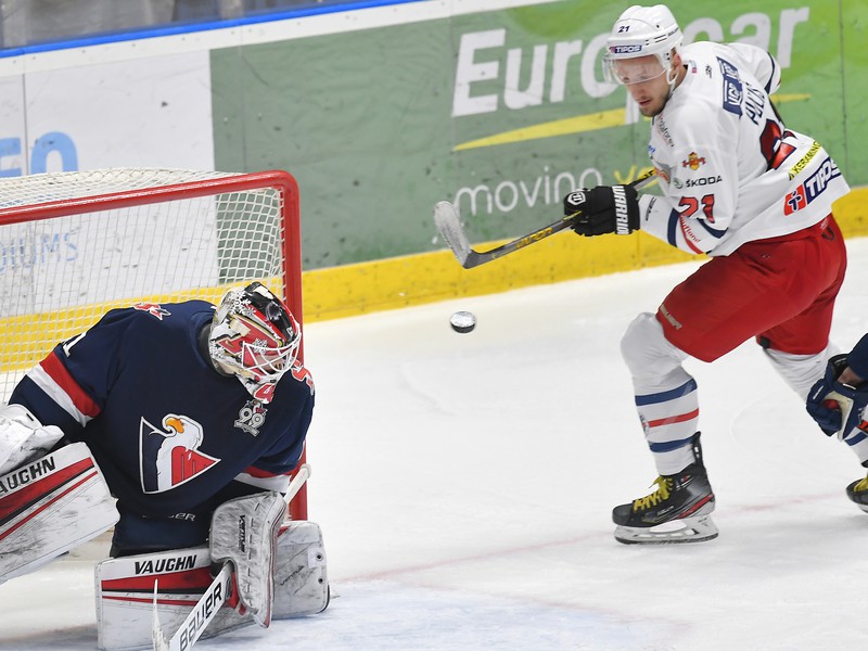 Na snímke brankár Tyler Parks (Slovan) a Radovan Puliš (Zvolen)