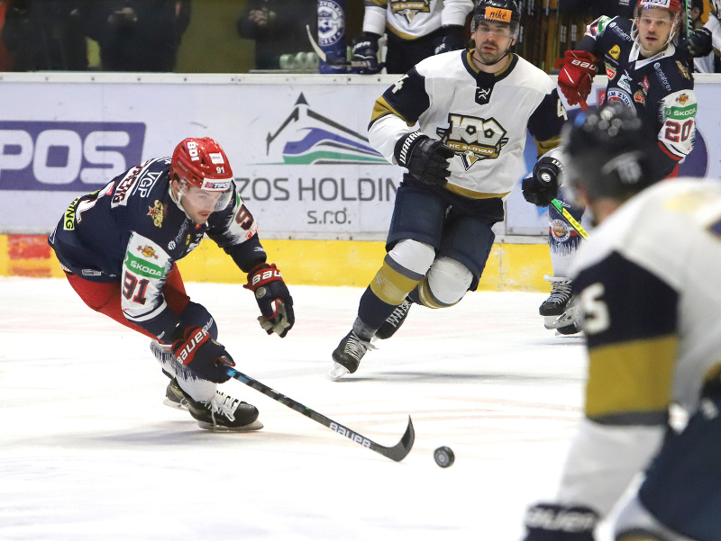 Na snímke zľava Kyle Osterberg (Zvolen) a Juraj Valach (Slovan) počas zápasu 36.kola Tipos extraligy HKM Zvolen – HC Slovan Bratislava