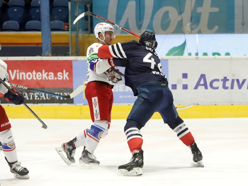 Zľava Dávid Mudrák (Zvolen) a Juraj Valach (Slovan)