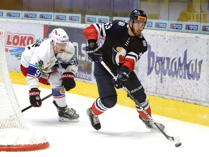 Zľava Deven Sideroff (Zvolen) a Patrik Maier (Slovan)