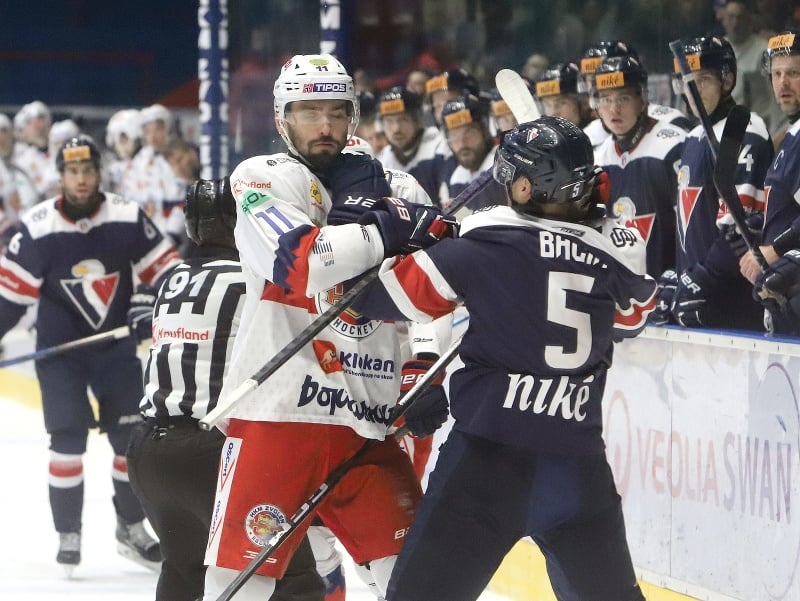 Zľava Radovan Bondra (Zvolen) a Patrik Bačík (Slovan) počas konfliktu