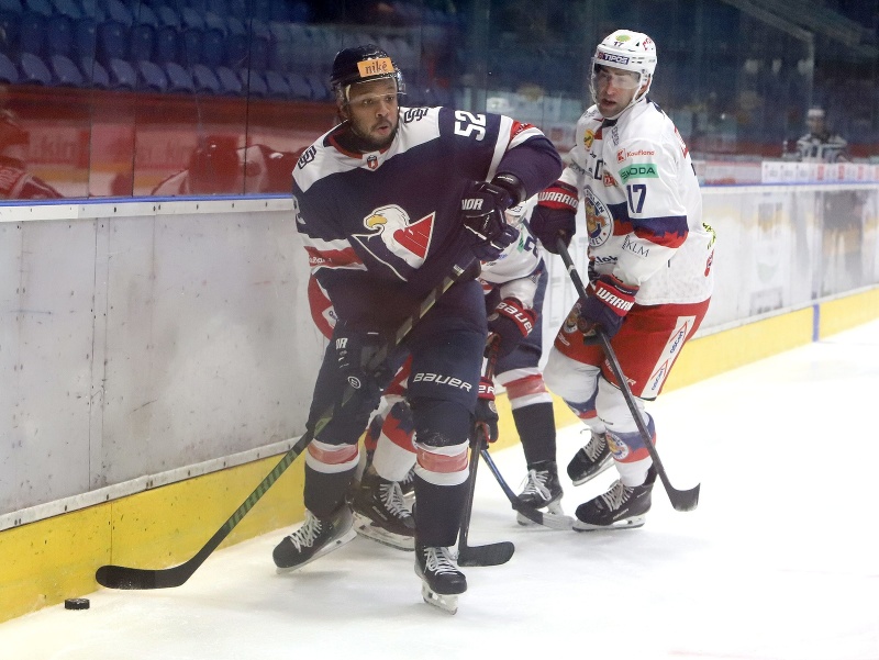 Zľava Sena Acolatse (Slovan) a Andrej Kundra (Zvolen) počas zápasu