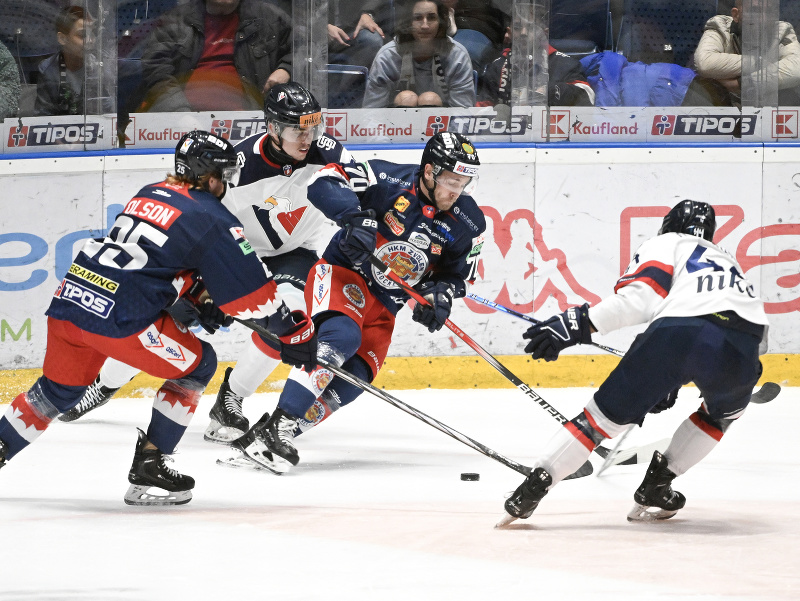 Na snímke vpravo Mitchell Mckenna Hoelscher (Slovan) a druhý sprava Marek Hecl (Zvolen)