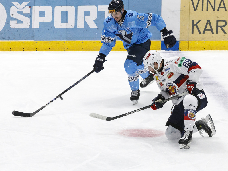 Zľava Patrik Bačík (Slovan) a Giorgio Estephan (Zvolen)