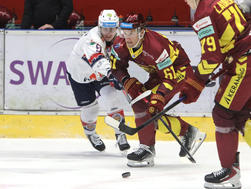 Zľava Marek Šramaty (Zvolen) a Filip Ahl (Trenčín) bojujú o puk