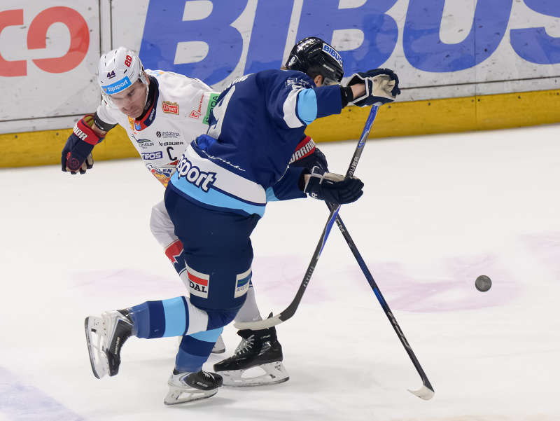 Zľava Juraj Valach (Zvolen) a Hugo Kováč (Nitra) v súboji o puk