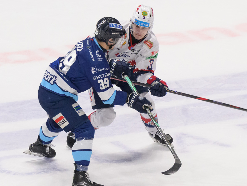 Zľava Jakub Lacka (Nitra) a Milan Pišoja (Zvolen) v súboji