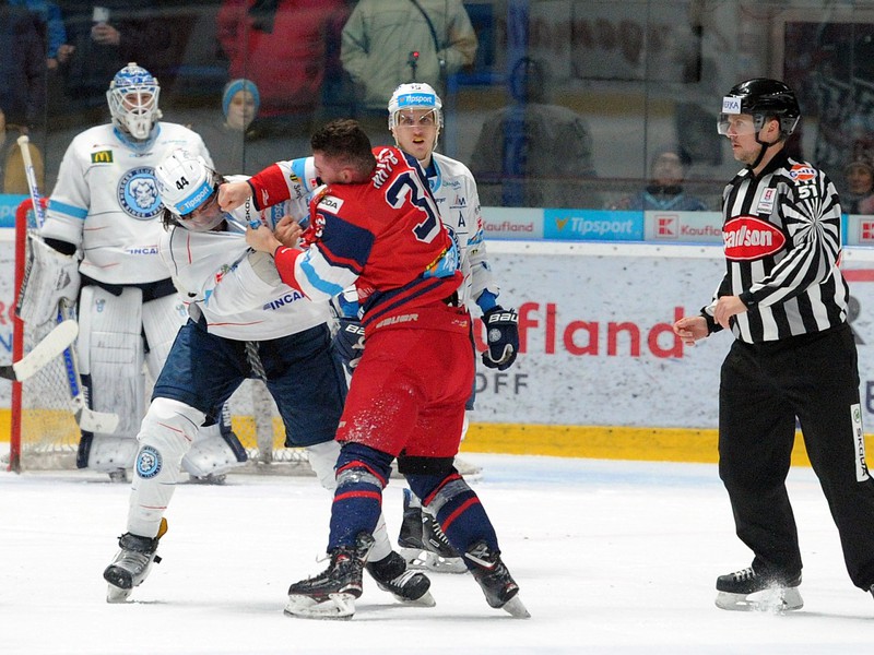 Mitch Versteeg a Mitchell Garrett v pästnom súboji