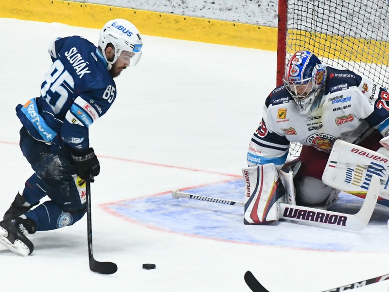 Marek Slovák (Nitra) a brankár Mackenzie Skapski (Zvolen)