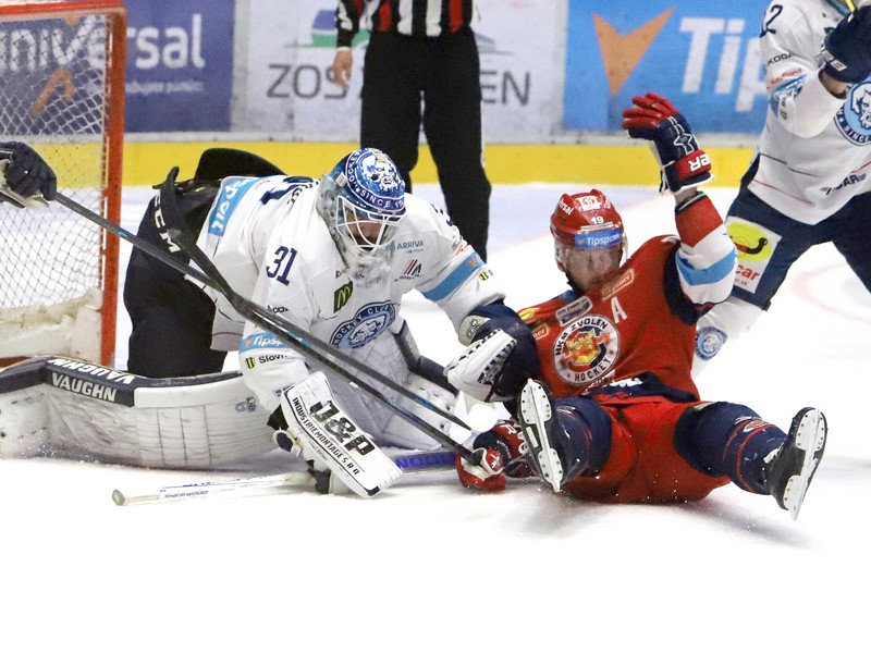 Na snímke brankár Juraj Šimboch (Nitra) a Samuel Petráš (Zvolen) počas 7. zápasu semifinále Kaufland play-off hokejovej Tipsport Ligy HKM Zvolen - HK Nitra