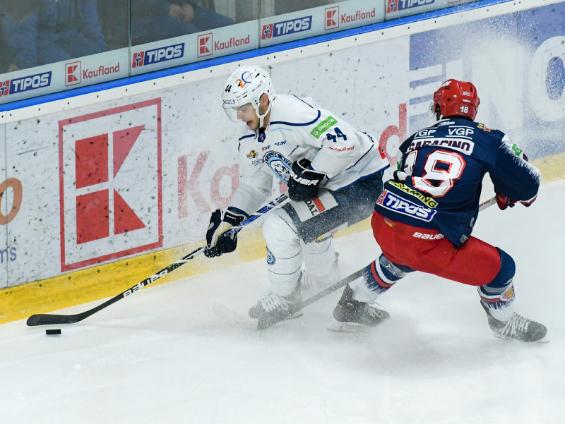 Willie Raskob (Nitra) a Samuel Saracino (Zvolen) v súboji pri mantineli