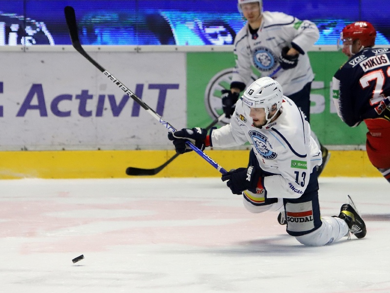 Filip Krivošík (Nitra) padá na ľad