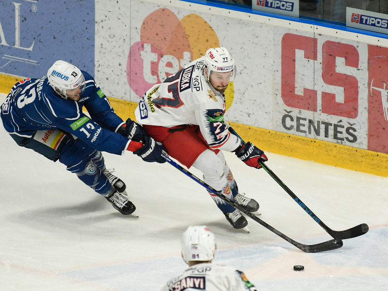 Na snímke zľava Filip Krivošík (Nitra) a Branislav Kubka (Zvolen)