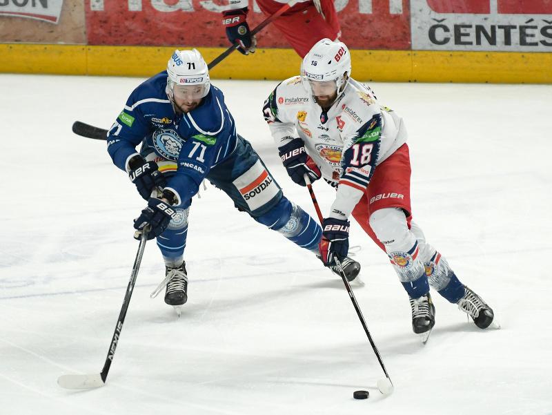 Zľava Marek Tvrdoň (Nitra) a Nick Saracino (Zvolen)