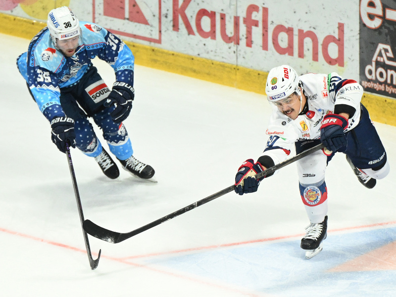 Na snímke zľava Anthony Camara (Nitra) a Lee Kirichenko (Zvolen)