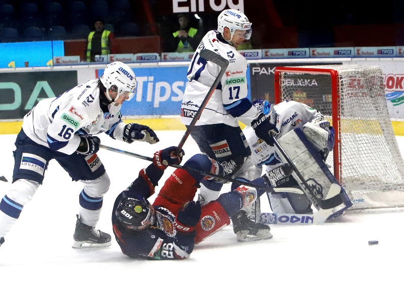 Zľava Marko Stacha (Nitra), Kyle Olson (Zvolen) a Martin Vitáloš (Zvolen) v súboji o puk