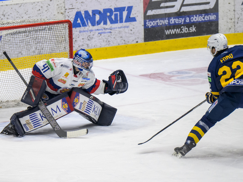 Na snímke zľava Pavel Kantor (Zvolen), Connor Ford (Spišská Nová Ves)