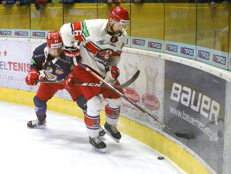 Martin Jakúbek (Zvolen) a Filip Mezovský (Liptovský Mikuláš) v súboji o puk