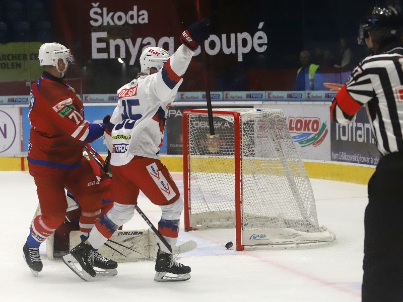 Kyle Olson (Zvolen) strieľa gól do brány súpera 
