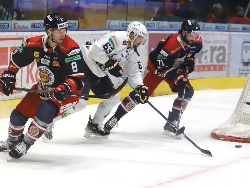 Zľava Jozef Sládok (Zvolen), Michal Vandas (Spišská Nová Ves) a Chris Langkow (Zvolen) počas zápasu