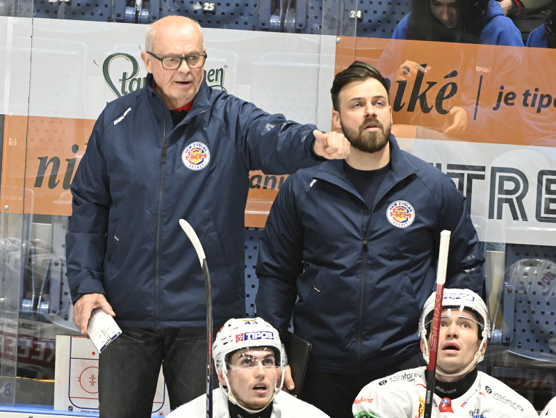 Vľavo v pozadí tréner Zvolena Peter Mikula