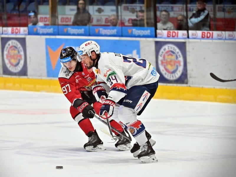 Peter Zuzin z HKM Zvolen a Stanislav Gron z HC MONACObet Banská Bystrica v súboji o puk