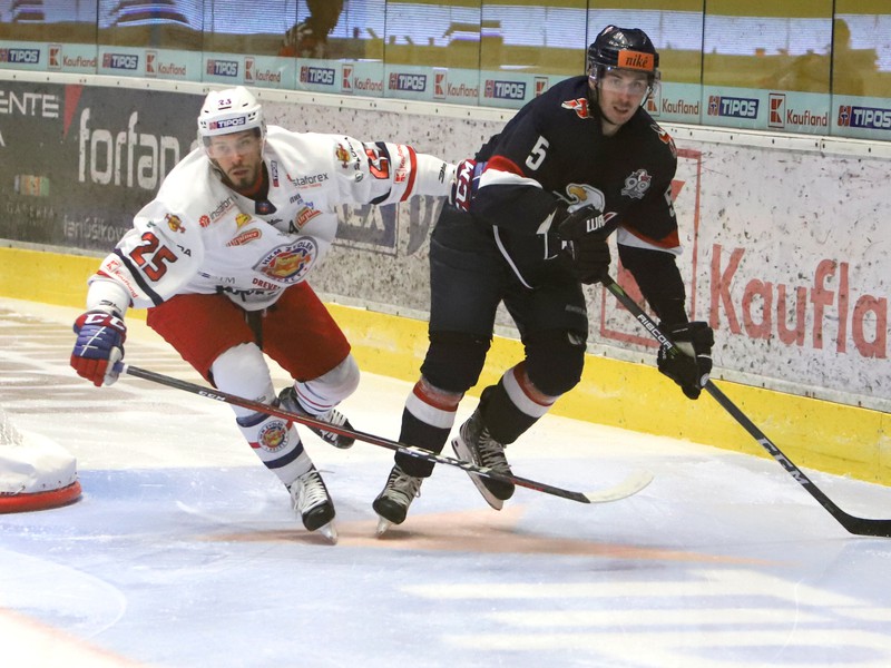 Na snímke zľava Peter Zuzin (Zvolen) a Patrik Bačík (Bratislava) počas 17. kola Tipos extraligy HKM Zvolen – HC Slovan Bratislava 