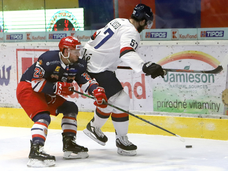 Na snímke zľava Peter Zuzin (Zvolen) a Anthony Peluso (Slovan)