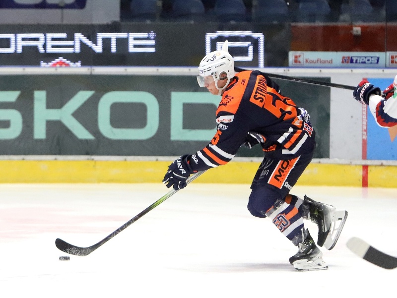 Zľava Adam Stripai (Michalovce) a Radovan Bondra (Zvolen) bojujú o puk 