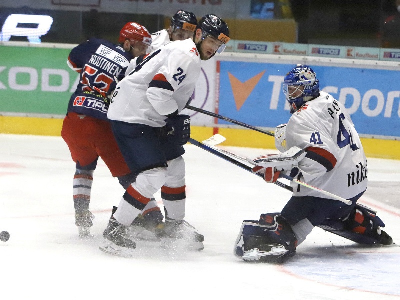 Zľava Mikko Nuutinen (Zvolen), Tomáš Zigo (Bratislava) a brankár Slovana Tyler Parks