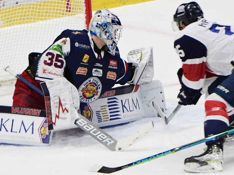 Vpravo Brent Harris (Slovan) a vľavo Robin Rahm (Zvolen)