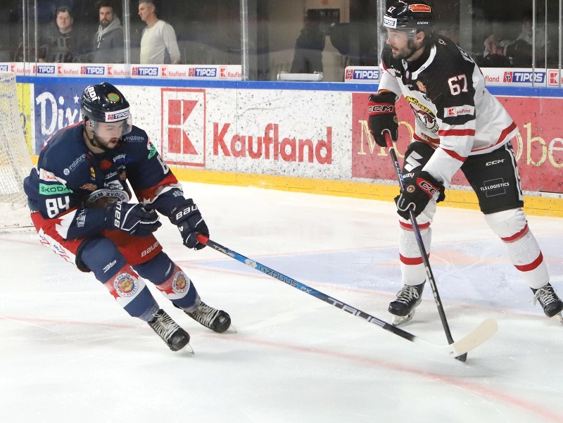 Na snímke zľava Jeremy Bracco (Zvolen) a Matthew Wedman (Banská Bystrica) počas zápasu 9. kola hokejovej Tipos extraligy