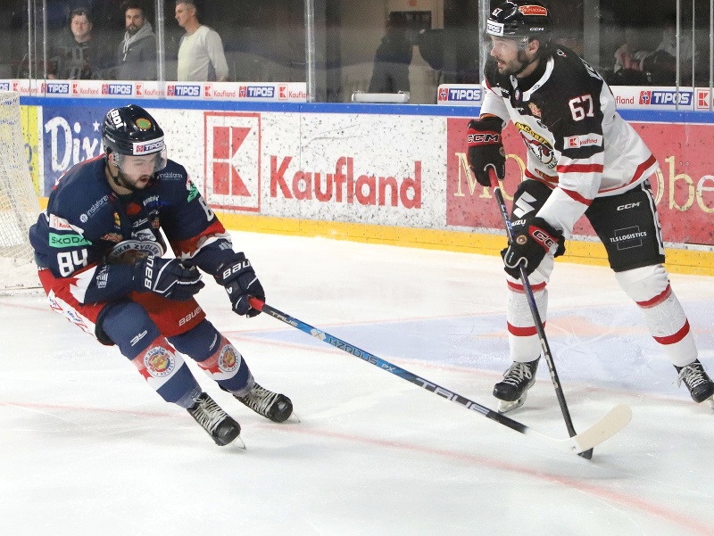 Na snímke zľava Jeremy Bracco (Zvolen) a Matthew Wedman (Banská Bystrica) počas zápasu 9. kola hokejovej Tipos extraligy