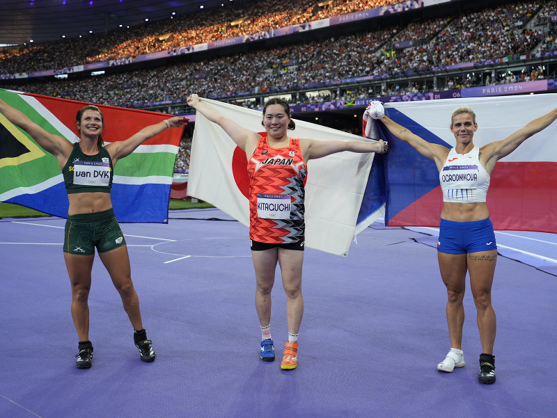 Japonská oštepárka Haruka Kitagučiová, po jej bokoch Jo-Ane van Dyková a Češka Nikola Ogrodníková