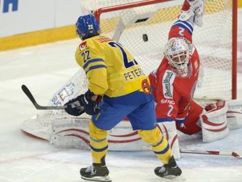 Švéd Andre Pettersson (vľavo) dáva gól českému brankárovi Šimonovi Hrubekovi