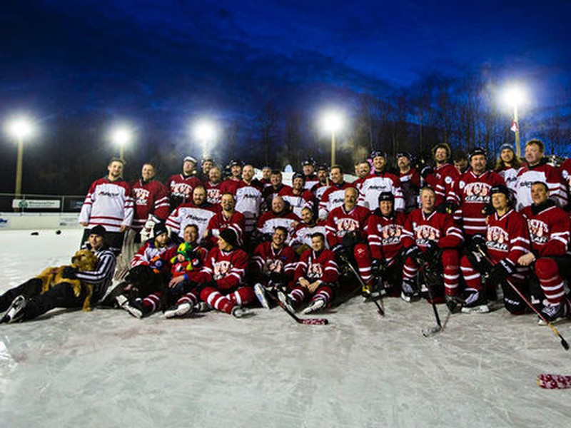 Skupina hokejových nadšencov z Edmontonu hrala ho rovných 250 hodín na otvorenom klzisku