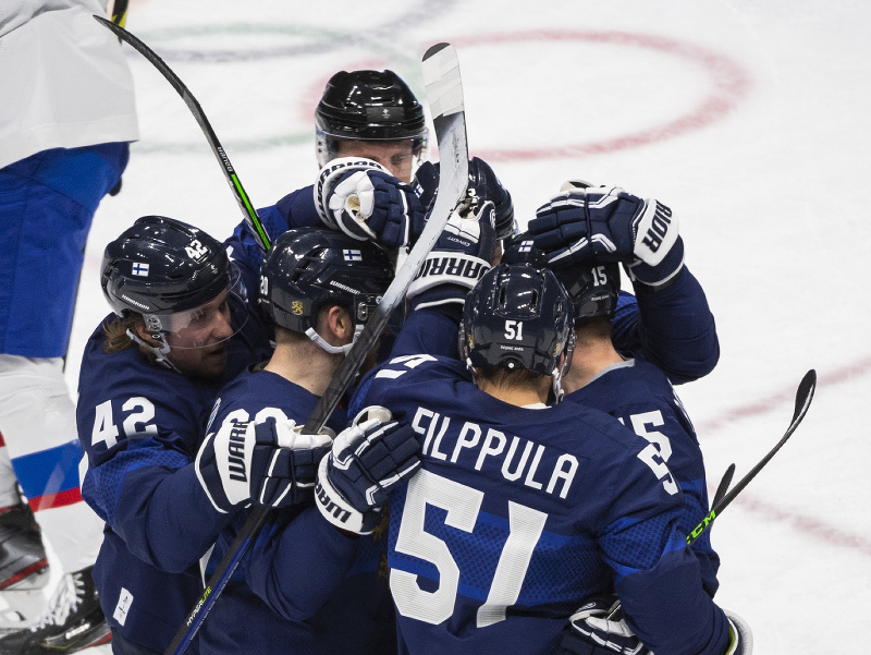 Na snímke hokejisti Fínska sa tešia po strelení gólu v zápase základnej C-skupiny Fínsko - Slovensko na ZOH 2022 v Pekingu