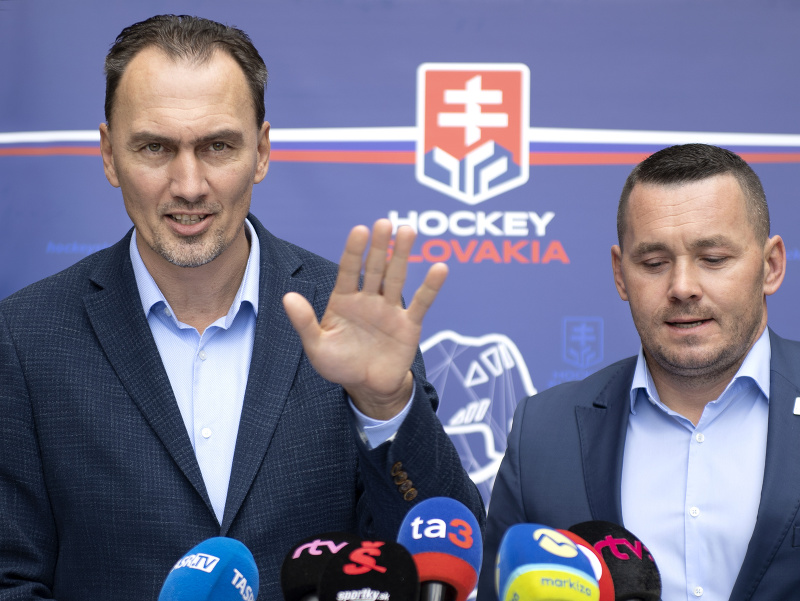 Na snímke zľava prezident Slovenského zväzu ľadového hokeja (SZĽH) Miroslav Šatan a generálny sekretár SZĽH Miroslav Lažo 