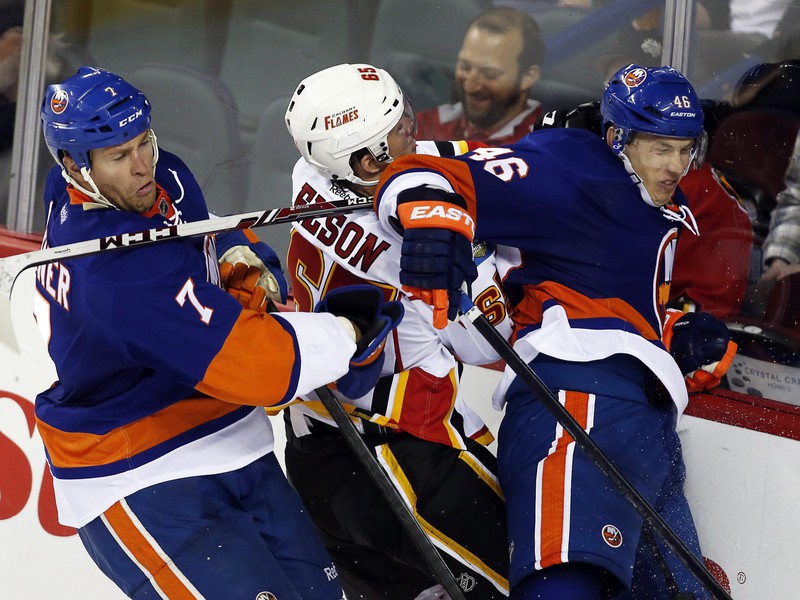 Hokejisti Islanders a Calgary v tvrdom súboji o puk