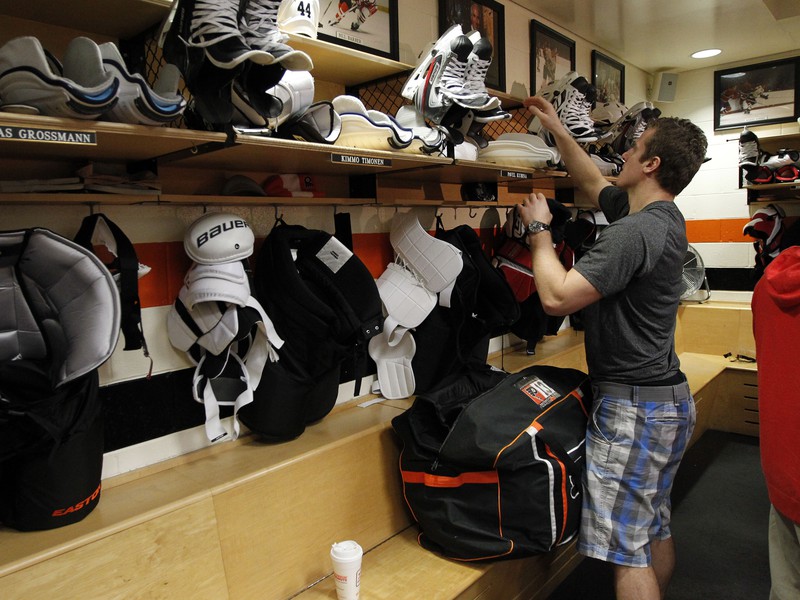 Pavel Kubina v šatni zámorského tímu Philadelphia Flyers.