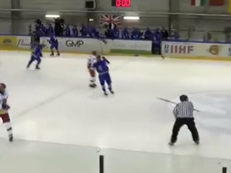Mladík neudržal nervy na uzde, hodil hokejku do rozhodcu