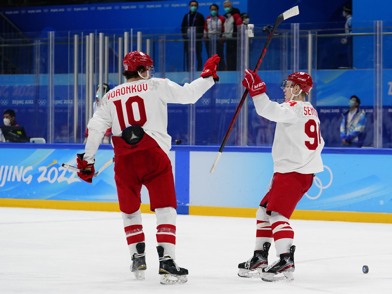 Ruskí hokejisti Kirill Semyonov a Dmitri Voronkov