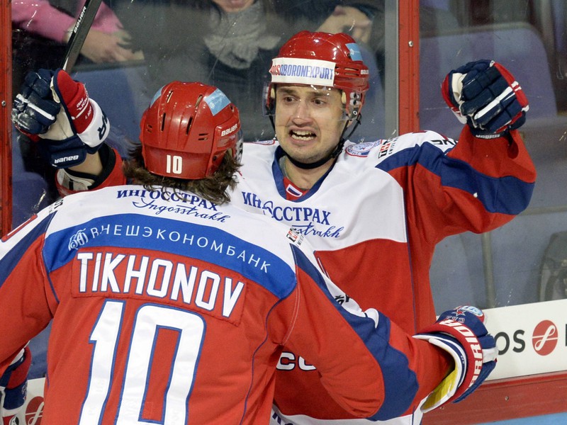 Viktor Tichonov a Enver Lisin oslavujú gól