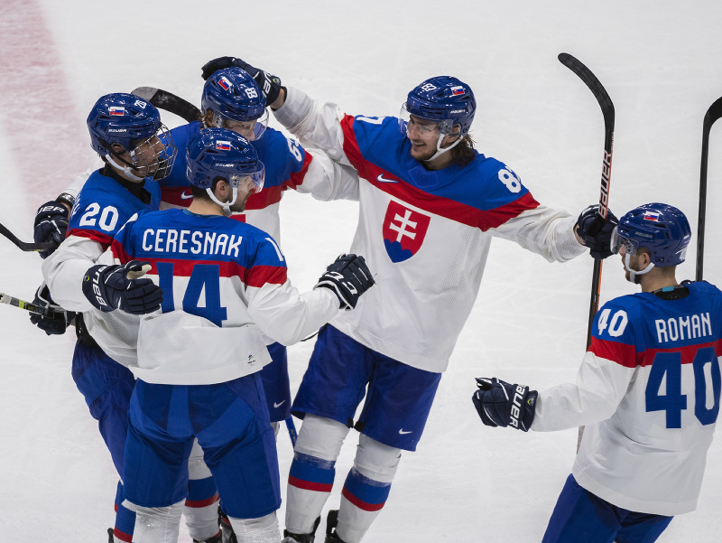 Na snímke slovenskí hokejisti sa tešia po strelení gólu v zápase základnej C-skupiny Fínsko - Slovensko na ZOH 2022 v Pekingu vo štvrtok 10. februára 2022