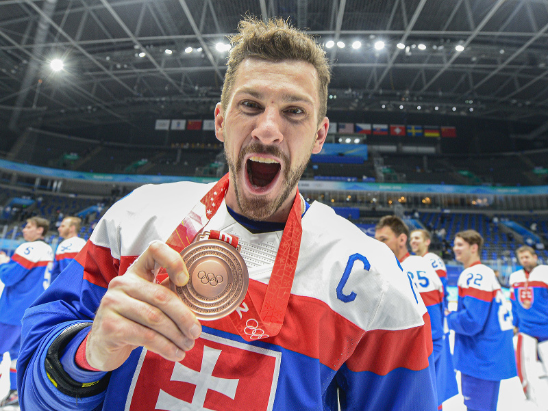Na snímke kapitán slovenských hokejistov Marek Hrivík pózuje s bronzovou medailou po zápase olympijského turnaja v hokeji mužov o bronz Slovensko - Švédsko na ZOH 2022 v Pekingu