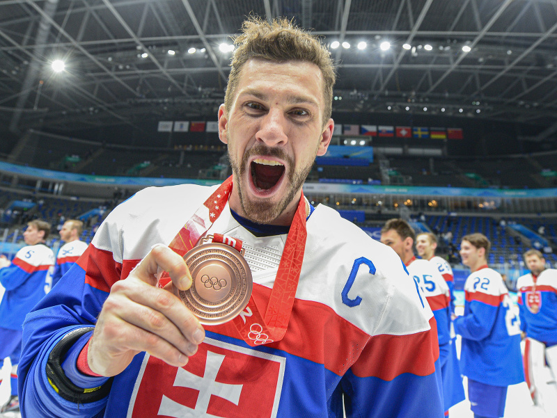 Na snímke kapitán slovenských hokejistov Marek Hrivík pózuje s bronzovou medailou po zápase olympijského turnaja v hokeji mužov o bronz Slovensko - Švédsko na ZOH 2022 v Pekingu