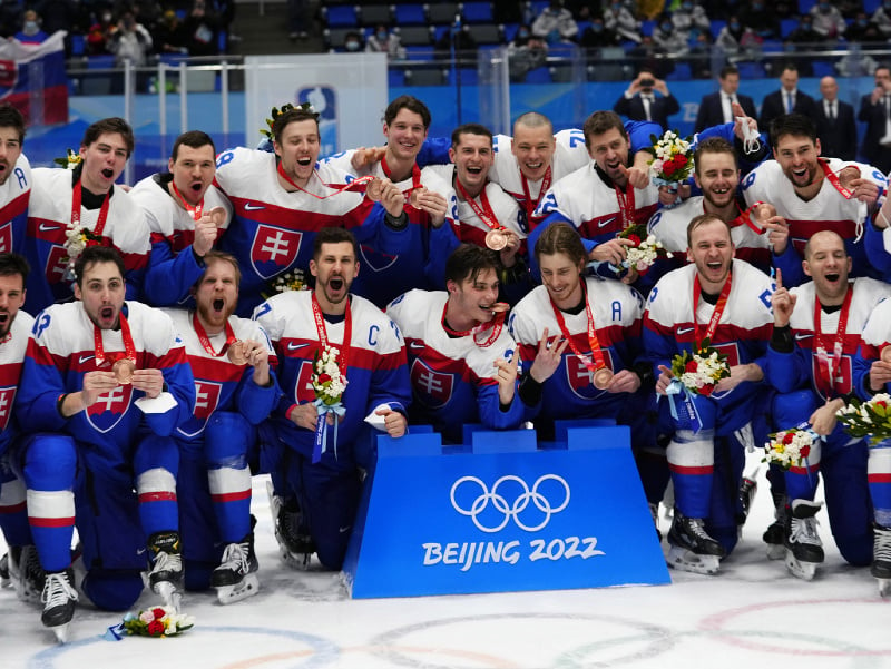 Na snímke slovenskí hráči pózujú s bronzovými medailami po zápase olympijského turnaja v hokeji mužov o bronz Slovensko - Švédsko na ZOH 2022 v Pekingu