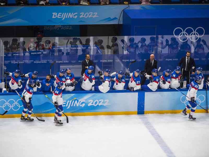 Na snímke slovenskí hokejisti sa tešia po strelení úvodného gólu v zápase základnej C-skupiny Fínsko - Slovensko na ZOH 2022 v Pekingu